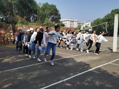 45ebb96b203f4e2fb794d10f14bb504f.jpg 新生进行活动1.jpg