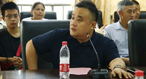 潘爱民为新生及家长介绍球盟会情况.jpg