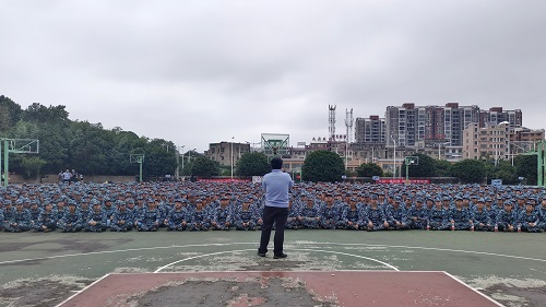 员工认真听民警宣讲.jpg