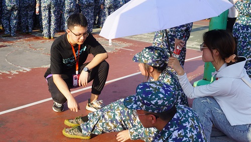 员工会成员亲切关心新生身体情况.jpg