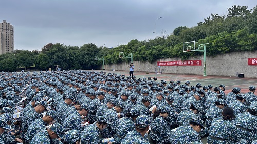 员工认真观看防诈宣传单.jpg