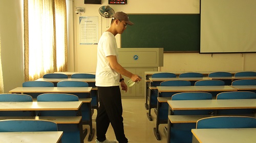 员工喷洒消毒水.jpg