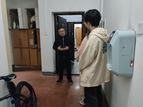 党委书记叶文忠与员工交流.jpeg