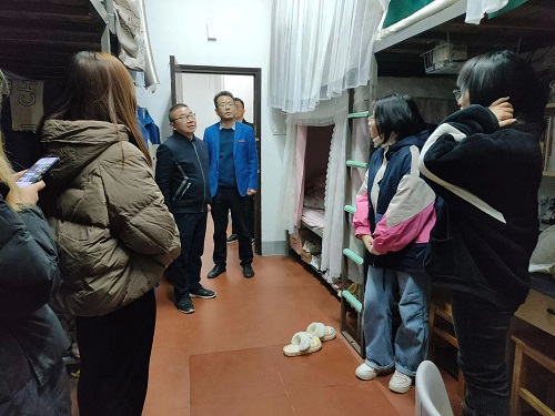 党委副书记王鹤与员工交谈.jpeg