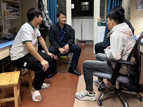 团委书记周帆与员工交流.jpg